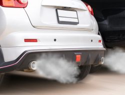 Pahami 6 Penyebab Mobil Diesel Keluarkan Asap Putih